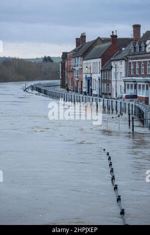 Bewdley Regno Unito. 22nd Febbraio, 2022. L'Agenzia per l'ambiente ha emesso un avvertimento grave per le alluvioni Bewdley, Worcestershire a causa di livelli di fiume estremamente elevati sul fiume Severn che minacciano di superare le barriere temporanee alle alluvioni. I residenti in questa area a rischio di alluvione sono fortemente sollecitati ad evacuare le loro case a causa di alluvioni imminenti previste a causa di tempeste back-to-back e piogge intense. Credit: Lee Hudson/Alamy Live News Foto Stock
