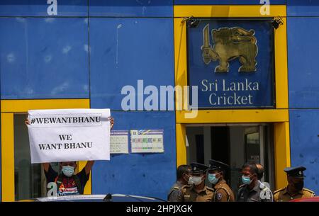 22 febbraio 2022, colombo, occidentale, Sri Lanka: Protesta dei fan del cricket dello Sri Lanka davanti alla sede centrale del Cricket Board a Colombo il 22 febbraio 2022. Protestò contro la rimozione di Bhanuka Rajapaksa dalla prossima serie T20 tra India e Sri Lanka all'ultimo minuto. (Credit Image: © Pradeep Dambarage/ZUMA Press Wire) Foto Stock