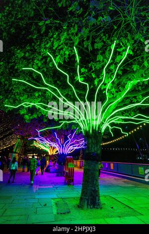 Neon Trees dell'artista David Ogle, parte di "Winter Light at the Southbank Centre", Southbank, Londra, Regno Unito