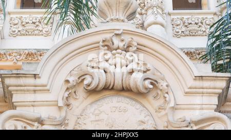 Architettura coloniale spagnola rivitalizzante a Balboa Park, San Diego, California USA. Edificio storico in stile classico barocco o romanticismo rococò. Casa o vecchio castello ornamentale stucco decorazione, arte antica Foto Stock