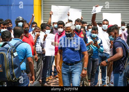 22 febbraio 2022, colombo, occidentale, Sri Lanka: Sri Lanka ex fast bowler Chaminda Vaas cammina oltre la protesta dei fan del cricket dello Sri Lanka di fronte alla sede centrale del Cricket Board a Colombo il 22 febbraio 2022. Protestò contro la rimozione di Bhanuka Rajapaksa dalla prossima serie T20 tra India e Sri Lanka all'ultimo minuto. (Credit Image: © Pradeep Dambarage/ZUMA Press Wire) Foto Stock