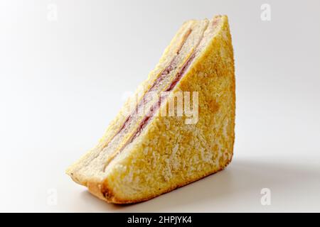 Monte Cristo Sandwich su sfondo bianco Foto Stock