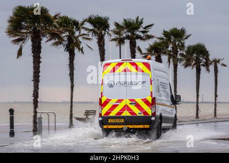 Van che guida attraverso le alluvioni di acqua salata durante un'alta marea combinata con Storm Franklin a Southend on Sea, Essex, Regno Unito. Alluvione Foto Stock