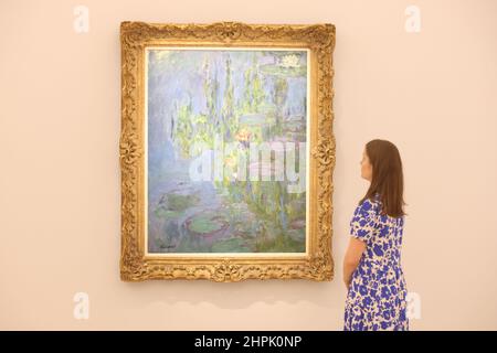 Water Lilies (Nympheas) di Claude Monet in mostra durante un'anteprima a Sotheby's, Londra, per l'imminente asta di Arte moderna e Contemporanea che presenta £200 milioni di opere tra cui opere di Magritte, Monet, Picasso, Hockney e tre di Street-artist Banksy, dalla collezione di Robbie Williams. Data immagine: Martedì 22 febbraio 2022. Foto Stock