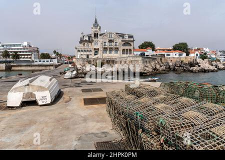 CASCAIS, PORTOGALLO - 06 SETTEMBRE 2021: Palazzo Seixas e barche da pesca nel bellissimo villaggio di Cascais, Portogallo. Foto Stock