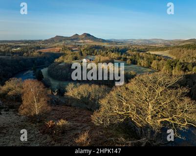 Scatto aereo dal drone di Scott's View e le colline di Eildon ai confini scozzesi in un luminoso giorno di febbraio. Foto Stock