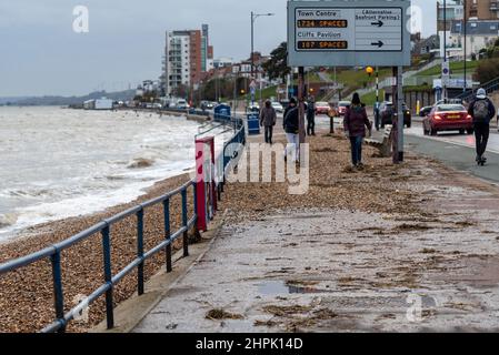 La spiaggia si sciagola e i detriti gettati in su dalle inondazioni durante un'alta marea di picco combinata con Storm Franklin a Southend on Sea, Essex, Regno Unito. Il caos della passeggiata Foto Stock