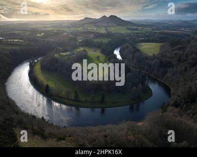 Scatto aereo dal drone di Scott's View e le colline di Eildon ai confini scozzesi in un luminoso giorno di febbraio. Foto Stock