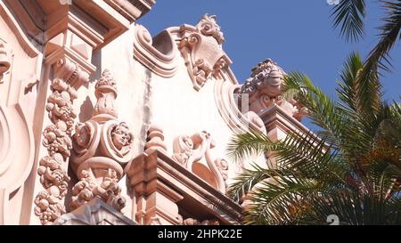 Architettura coloniale spagnola rivitalizzante a Balboa Park, San Diego, California USA. Edificio storico in stile classico barocco o romanticismo rococò. Casa o vecchio castello ornamentale stucco decorazione, arte antica Foto Stock