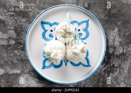 Burrata italiana a base di mozzarella con panna interna della Puglia Foto Stock
