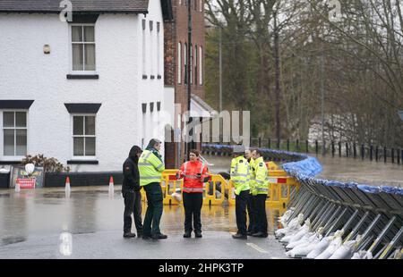 Servizi di emergenza presso il fiume Severn a Bewdley, Worcestershire. L'Agenzia per l'ambiente ha esortato le comunità delle West Midlands e del nord dell'Inghilterra, in particolare quelle lungo il fiume Severn, a prepararsi alle alluvioni significative fino a mercoledì, a seguito di forti precipitazioni da Storm Franklin. Data immagine: Martedì 22 febbraio 2022. Foto Stock