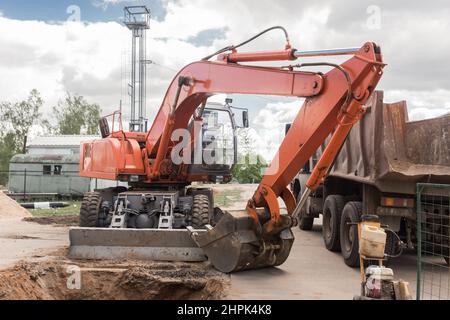 Lavori di scavo. Macchine industriali pesanti attrezzatura di scavo autocarro di scarico sul cantiere. Foto Stock