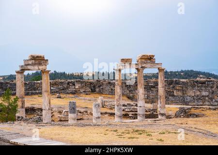 L'antica città di Hierapolis sulla cima delle famose sorgenti termali di Pamukkale situate nella Turchia sudoccidentale vicino a Denizli Foto Stock