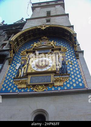 Il più antico orologio pubblico di Parigi, la Conciergerie servizio pubblico antico orologio. L'orologio ha dato tempo ai parigini dal 1371. Foto Stock