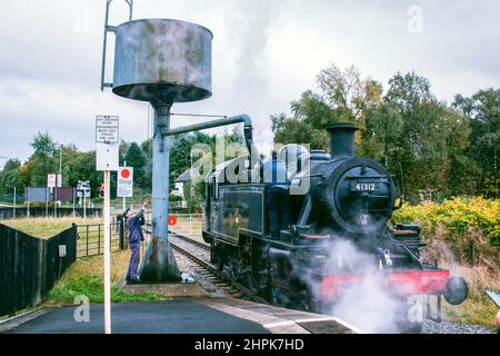 LMS Ivatt Classe 2 2-6-2T 41312 riempimento con acqua alla stazione di Bury sulla East Lancs Railway Foto Stock