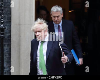 Londra, Regno Unito. 22nd Feb 2022. Il primo ministro Boris Johnson lascia Downing Street dopo la riunione della COBRA per informare il parlamento sugli sviluppi della crisi Ucraina. Credit: Uwe Deffner/Alamy Live News Foto Stock