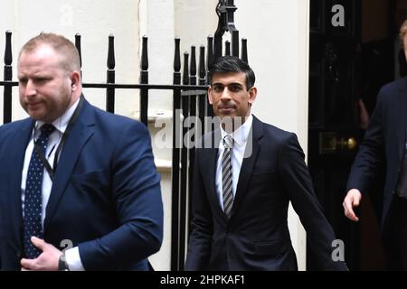 Londra, Regno Unito. 22nd Feb 2022. Rishi Sunak Cancelliere dello scacchiere lascia No11 Downing Street Credit: MARTIN DALTON/Alamy Live News Foto Stock