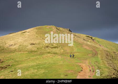 Worcestershire Beacon al sole prima della tempesta Foto Stock