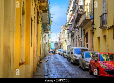 Vecchia strada nella città storica di l'Avana, Cuba Foto Stock