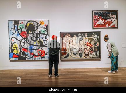 Londra UK 22 Febbraio 2022 (Top R) Byon Yeongwon, Pangongyohan, 1952, olio su tela, (Bott R) Yamashita. Kikuyi, Matsurawareru Senshi, 1967 olio su tela, (L) Joan Miro mai 68 ,1968-73, pittura acrilica e pittura antica su canvasQuesta mostra innovativa si estende per 80 anni e 50 paesi, ampliando la nostra comprensione del Surrealismo come mai prima d'ora, con oltre 150 opere che vanno dalla pittura e fotografia alla scultura e al film, Molti dei quali non sono mai stati mostrati nel Regno Unito. Paul Quezada-Neiman/Alamy Live nuovo Foto Stock