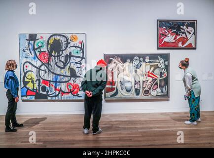 Londra UK 22 Febbraio 2022 (Top R) Byon Yeongwon, Pangongyohan, 1952, olio su tela, (Bott R) Yamashita. Kikuyi, Matsurawareru Senshi, 1967 olio su tela, (L) Joan Miro mai 68 ,1968-73, pittura acrilica e pittura antica su canvasQuesta mostra innovativa si estende per 80 anni e 50 paesi, ampliando la nostra comprensione del Surrealismo come mai prima d'ora, con oltre 150 opere che vanno dalla pittura e fotografia alla scultura e al film, Molti dei quali non sono mai stati mostrati nel Regno Unito. Paul Quezada-Neiman/Alamy Live nuovo Foto Stock