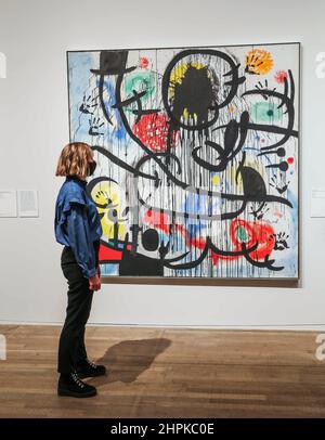 Londra UK 22 Febbraio 2022 Joan Miro mai 68 ,1968-73, pittura acrilica e pittura antica su canvasQuesta mostra innovativa si estende per 80 anni e 50 paesi, ampliando la nostra comprensione del Surrealismo come mai prima d'ora, con oltre 150 opere che spaziano dalla pittura e fotografia alla scultura e al film, Molti dei quali non sono mai stati mostrati nel Regno Unito. Paul Quezada-Neiman/Alamy Live nuovo Foto Stock