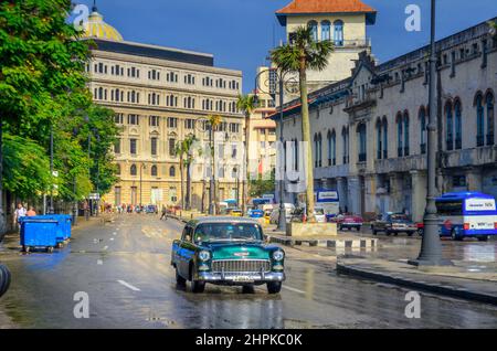 Vecchie auto americane in via Havana, Cuba Foto Stock