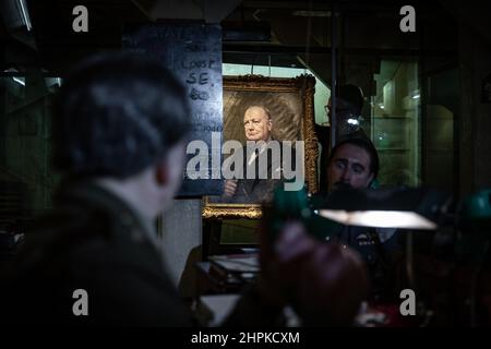 Londra, Regno Unito. 22nd febbraio 2022. Winston Churchill "The Freedom Portrait" è in mostra nelle Churchill War Rooms di Westminster. Il Ritratto della libertà raramente visto, dipinto in olii da Frank Salisbury da una seduta di trenta minuti nel novembre 1944, è temporaneamente visualizzato nella sala Mappa nelle storiche Churchill War Rooms dell'IWM. Il dipinto fa parte dell'attuale mostra Wartime London - Art of the Blitz, che si attiva dal 23rd febbraio al 24th aprile. Credit: Guy Corbishley/Alamy Live News Foto Stock