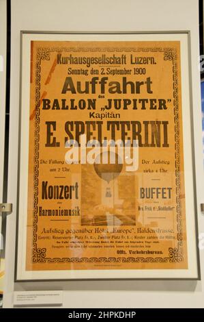 Manifesto di volo nel 1900 di Spelterini su Luzern con Juppiter baloon, Zeppelin Museum, Friedrichshafen, Baden-WŸrttemberg, Germania, Europa Foto Stock