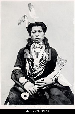 A North American Indian in full Dress from the book The Living Races of Mumann; Volume 2 di Henry Neville Hutchinson, pubblicato a Londra nel 1901 da Hutchinson & co Foto Stock