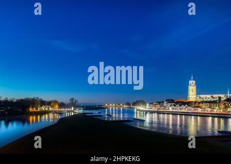 Vista serale della città olandese di Deventer a Overijssel Con il fiume IJssel di fronte Foto Stock