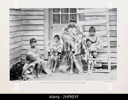 Una donna e bambini Tehuelche, vestiti di vestito guanaco i Aónikenk, cui fa riferimento anche l'esonimio Tehuelche, sono un popolo indigeno della Patagonia in Sud America, con i membri esistenti del gruppo che attualmente risiedono nei confini meridionali Argentina-Cile. Dal libro The Living Races of Mumann; Volume 2 di Henry Neville Hutchinson, pubblicato a Londra nel 1901 da Hutchinson & co Foto Stock