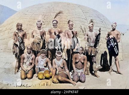 Un gruppo di Kafir Boys and Girls vestito per una danza dal libro 'le razze viventi dell'umanità ' un popolare racconto illustrato dei costumi, abitudini, inseguimenti, feste e cerimonie delle razze dell'umanità in tutto il mondo di Sir Harry Hamilton Johnston, E Henry Neville Hutchinson pubblicato a Londra da Hutchinson & Co. Nel 1902 Foto Stock