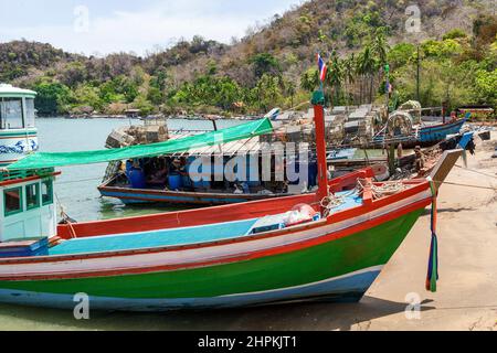 Attracco barche da pesca sulla spiaggia di Mu Ko Phetra in Thailandia Foto Stock