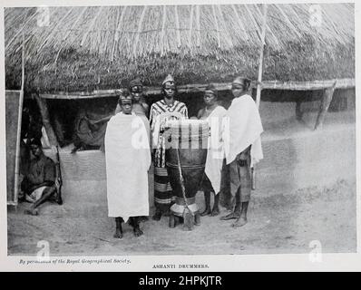 I batteristi Ashanti Ashanti, noti anche come Asante, fanno parte del gruppo etnico Akan e sono nativi della regione Ashanti del Ghana moderno. Dal libro 'le razze viventi dell'umanità ' un popolare racconto illustrato delle usanze, delle abitudini, degli inseguimenti, Feste e cerimonie delle razze dell'umanità in tutto il mondo di Sir Harry Hamilton Johnston, e Henry Neville Hutchinson pubblicato a Londra da Hutchinson & Co. Nel 1902 Foto Stock