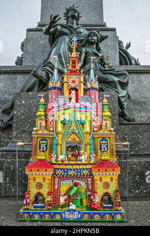 Kraków Szopka (presepio) in mostra durante il concorso annuale di dicembre, evento incluso nella lista del Patrimonio Culturale dell'UNESCO, Muse of Poetry con bambini dietro, al monumento Adam Mickiewicz, Piazza del mercato principale, Kraków, Polonia Foto Stock