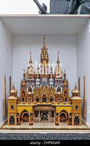 Kraków Szopka (presepio) in mostra durante il concorso annuale di dicembre, evento incluso nella lista del Patrimonio Culturale dell'UNESCO, al monumento Adam Mickiewicz, Piazza del mercato principale, Kraków, Polonia Foto Stock