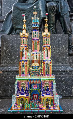 Kraków Szopka (presepio) in mostra durante il concorso annuale di dicembre, evento incluso nella lista del Patrimonio Culturale dell'UNESCO, al monumento Adam Mickiewicz, Piazza del mercato principale, Kraków, Polonia Foto Stock