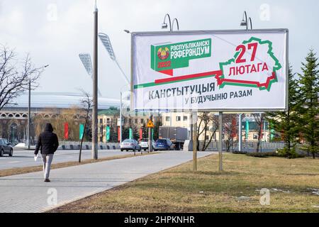 MINSK, BIELORUSSIA - 20 FEBBRAIO 2022: Billboard pubblicizza il referendum sugli emendamenti e le integrazioni alla Costituzione della Bielorussia al centro di M Foto Stock