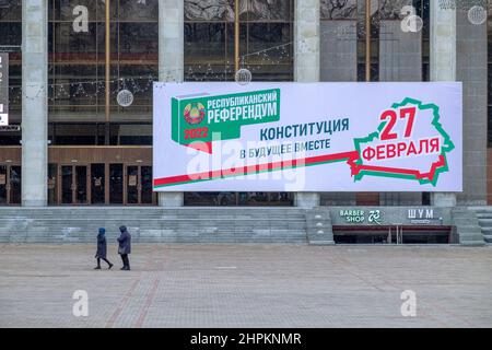 MINSK, BIELORUSSIA - 20 FEBBRAIO 2022: Striscioni che pubblicizzano il referendum sulla modifica della costituzione della Bielorussia sulle mura del Palazzo del Repub Foto Stock