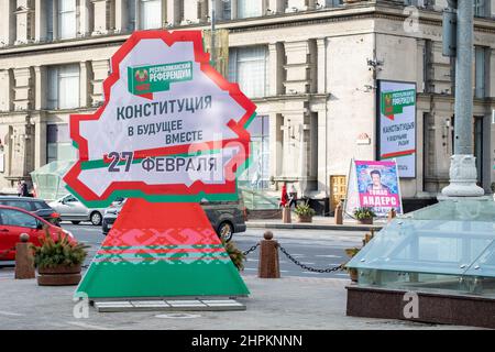 MINSK, BIELORUSSIA - 20 FEBBRAIO 2022: Billboard pubblicizza il referendum sugli emendamenti e le integrazioni alla Costituzione della Bielorussia al centro di M Foto Stock