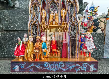 Figurine al presepio di Kraków Szopka esposte durante il concorso annuale di dicembre, evento incluso nella lista del Patrimonio Culturale dell'UNESCO, al monumento Adam Mickiewicz, Piazza del mercato principale, Kraków, Polonia Foto Stock