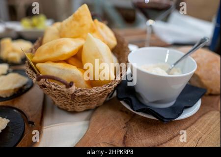 Cibo della regione Emilia Romagna, pane fritto gnocco fritto o crescentina servito in ristorante a Parma, Italia close up Foto Stock