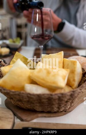 Cibo della regione Emilia Romagna, pane fritto gnocco fritto o crescentina servito in ristorante a Parma, Italia close up Foto Stock