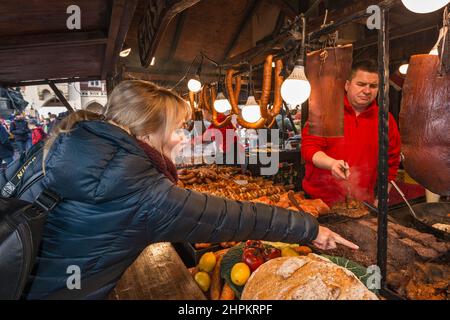 Stand gastronomico al mercatino di Natale, Piazza del mercato principale, Kraków, Polonia Foto Stock
