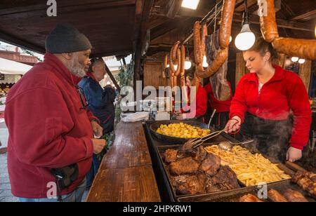 Stand gastronomico al mercatino di Natale, Piazza del mercato principale, Kraków, Polonia Foto Stock