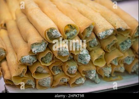 Cucina italiana, pancake freschi fatti in casa ripieni con ricotta e spinaci verdi pronti per cucinare, Parma, Emilia Romagna, Italia Foto Stock