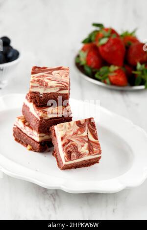 Torta al formaggio Brownie di velluto rosso su piatto bianco Foto Stock