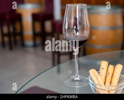 Industria del vino dell'isola di Cipro, degustazione di vino rosso secco su vecchia cantina situata sulle pendici sud della catena montuosa di Troodos. Foto Stock
