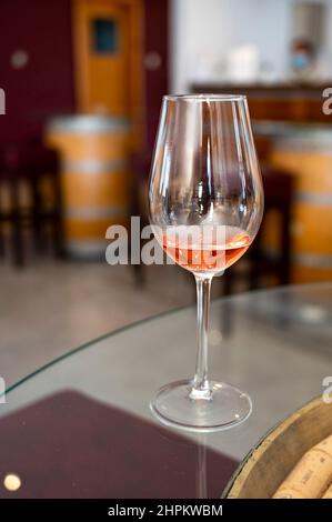 Industria del vino dell'isola di Cipro, degustazione di vino secco di rose in una vecchia cantina situata sulle pendici sud della catena montuosa di Troodos. Foto Stock
